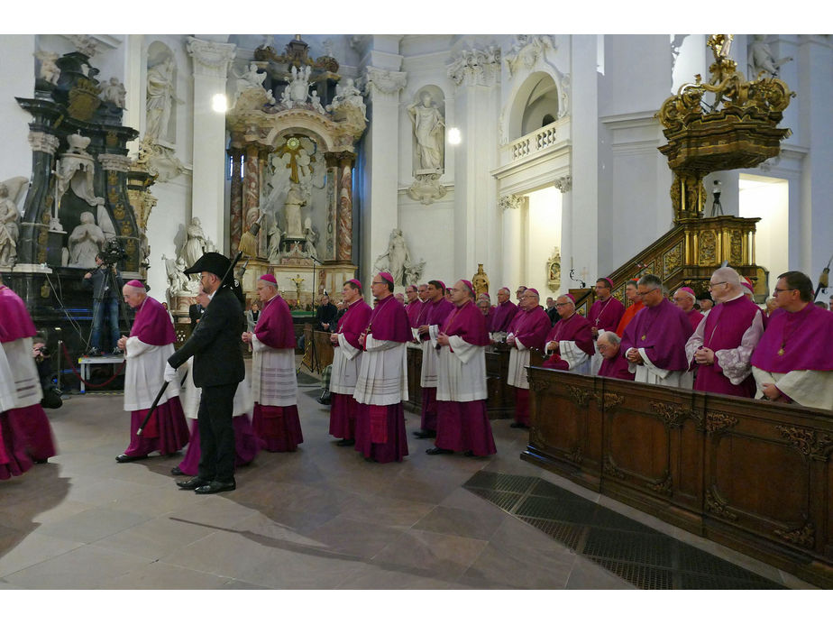 Abschlussvesper der Bischofskonferenz mit Austeilung des Bonifatiussegens (Foto: Karl-Franz Thiede)